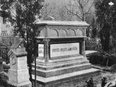 sarkofág spisovatele Pavla Josefa Šafaříka (*1795, †1861) na karlínském hřbitově. 13. 5. 1900 byly jeho ostatky slavnostně převezeny na Olšanské hřbitovy, později i sarkofág