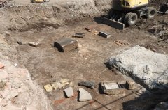 archeologický průzkum - povalené fragmenty náhrobků ze skrývky vrchních navážek