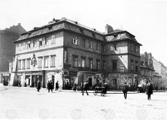 historické foto kaple (zcela vlevo)