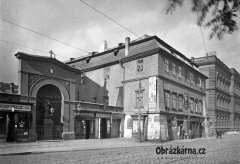 historické foto kaple (vlevo)