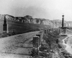 historické foto původní kapličky (vpravo)