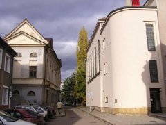 pohled na synagogu Bet ha-midraš (vlevo) a Novou synagogu (vpravo)