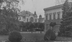 starší foto synagogy (v pozadí s věžičkou, vpravo od Nové synagogy)