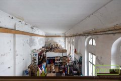 interiér synagogy sloužící jako skladiště