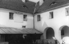 rajský dvůr, na zdi jsou sluneční hodiny
