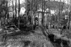 historické foto hrobky