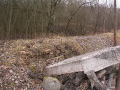 náhrobek povalený do torza márnice - pohled zepředu zleva
