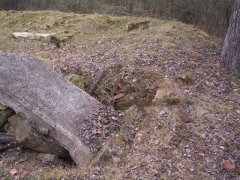 náhrobek povalený do torza márnice - pohled zezadu zprava