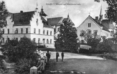 dobová pohlednice města s klášterem