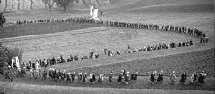 procesí na Křížovou horu, kaplička vlevo