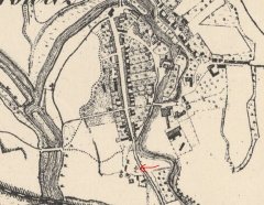 kříž (označený šipkou) postavený na místě zbořeného kostela zakreslený na mapě 3. vojenského mapování z roku 1872