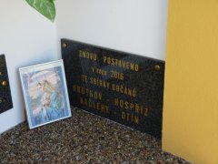 pohled do interiéru - informační tabule o obnovení kapličky