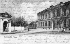 dobová pohlednice s kaplí (vlevo)