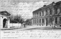 kaple na dobové pohlednici (vlevo)