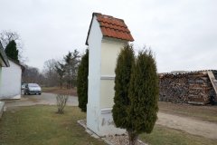 zastavení křížové cesty zezadu zleva