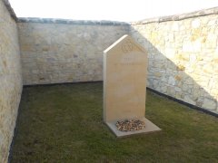 pohled do interiéru s památníkem obětí holocaustu