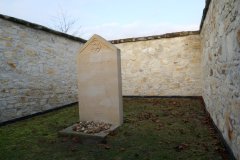 pohled do interiéru s památníkem obětí holocaustu