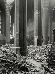 pohled do interiéru kostela po bombardování