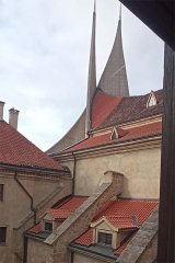 pohled na betonové věže zezadu