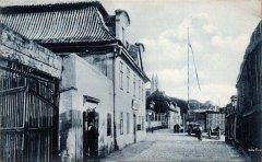 starší foto kostela (v pozadí) ze zaniklé Podskalské ulice