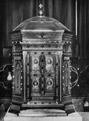 interiér kostela - tabernákl (zdobená skříňka na oltáři)