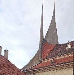 pohled na betonové věže zezadu
