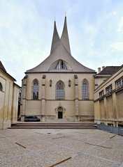 typická dvojvěž na průčelí kostela