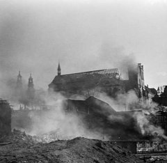 hořící kostel po bombardování