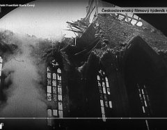 hořící kostel po bombardování