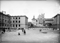 kostel po bombardování (v pozadí)