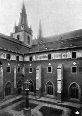 pohled na věže kostela z atria kláštera