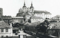 starší foto kostela (před klášterním kostelem)