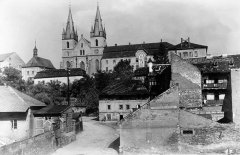 starší foto kostela (vlevo)