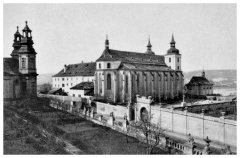 historické foto kostela (vpravo)