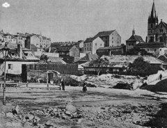 starší foto kostela (vpravo)