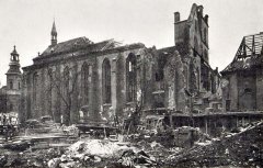 kostel po bombardování (zcela vpravo)