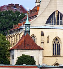 pohled zepředu (kostel je v popředí)