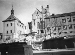 kostel po bombardování (vlevo od klášterního kostela)