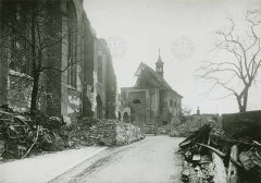 kostela po bombardování (v pozadí)