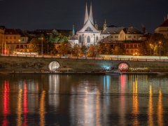 celkový pohled na kostel (vlevo od klášterního kostela)