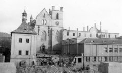 kostel den po bombardování (vlevo)