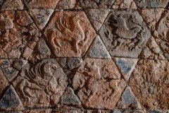 detail skladby podlahy - gryf, lev a glazované trojúhelníky