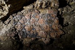 detail skladby podlahy - gryf, lev a glazované trojúhelníky