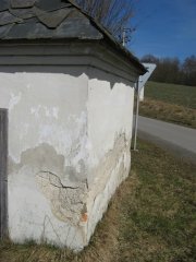 pohled zepředu zprava - detail poškozené omítky