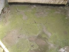 detail poškozené podlahy v interiéru