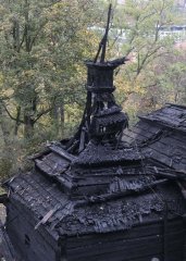 ohořelá konstrukce kostela