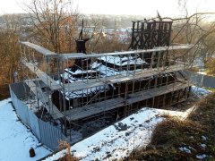 stavba ochranné konstrukce nad poškozenou stavbou