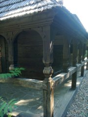 detail průčelí a pravé strany kostela