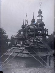 sestavování kostela na Petříně, pokrývání střech šindelem