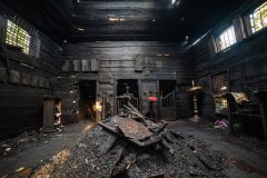 interiér kostela poškozený požárem
